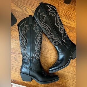 Black Heeled Western Cowboy Boots with Intricate Stitching